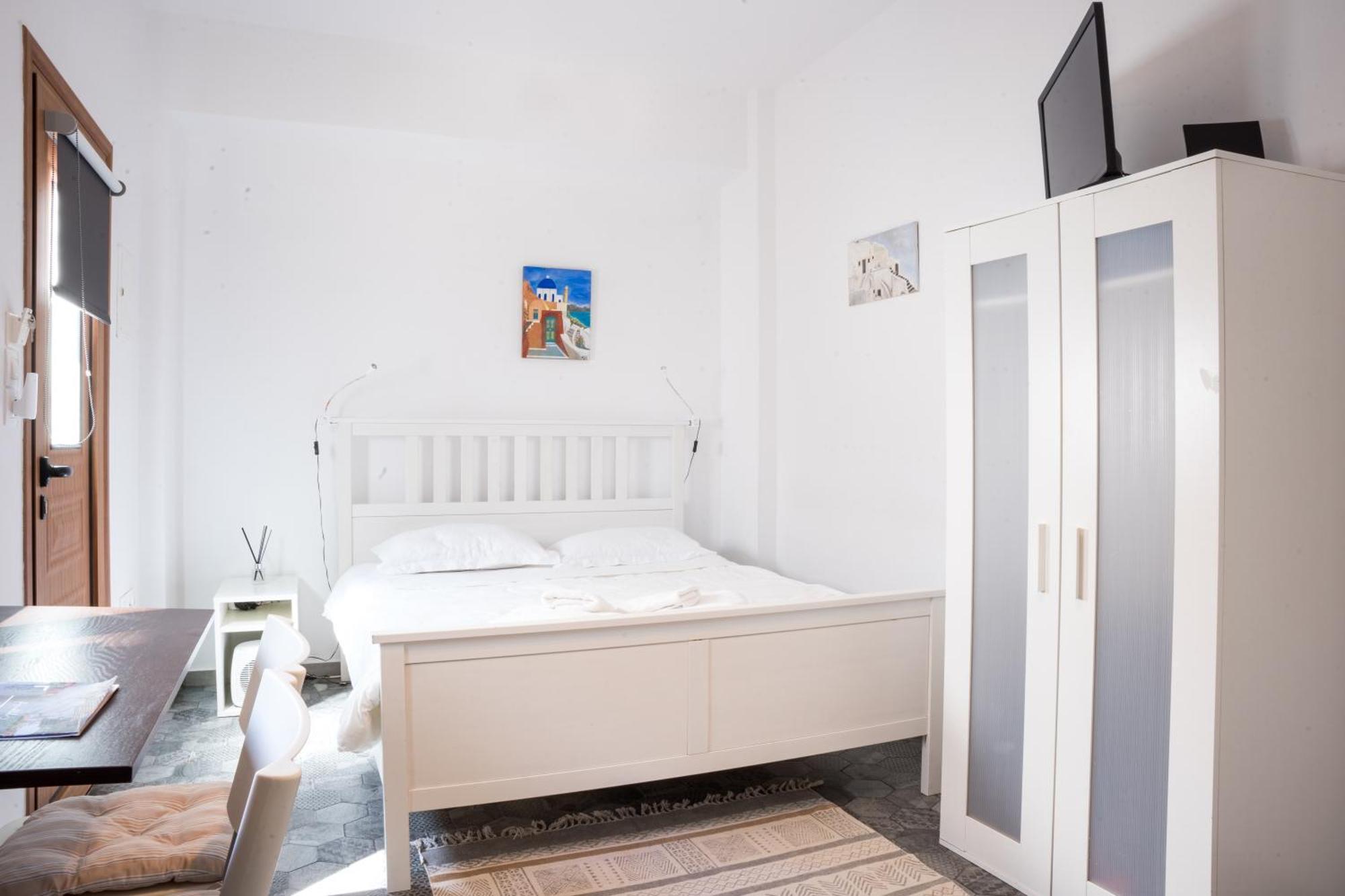 Cozy Budget Apartments In The Heart Of Fira Экстерьер фото