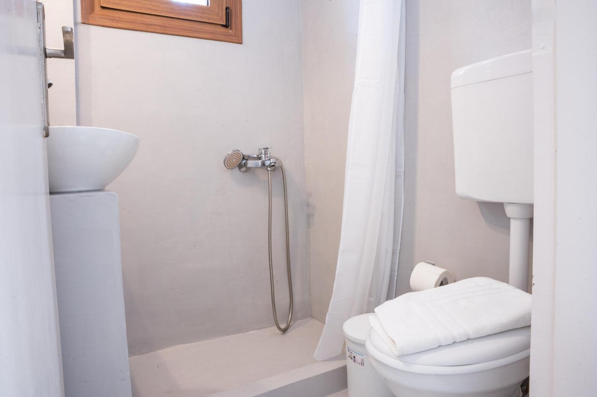 Cozy Budget Apartments In The Heart Of Fira Экстерьер фото